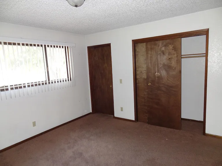 215 NW Coryell Ct — Photo 11