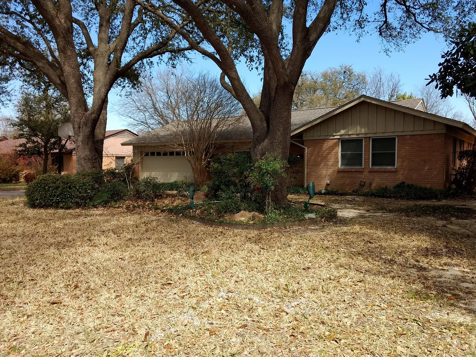 4 bed, 2300 sqft, $2,200 — Photo 2