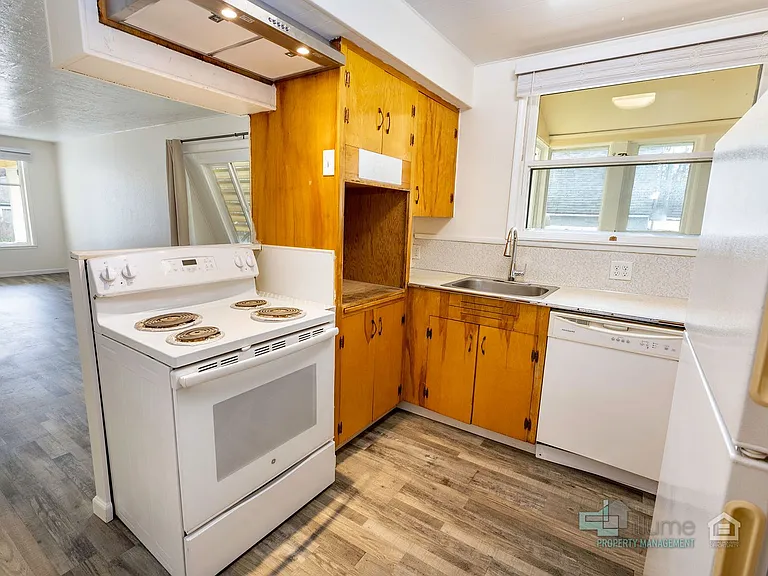 Charming Multi-Unit Living in Prime Northeast Salem Location — Photo 9