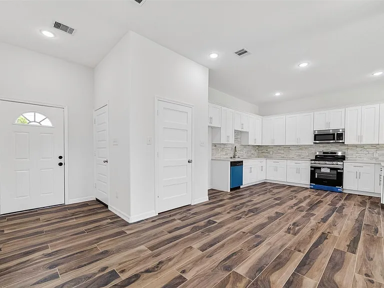 8628 Scott St — Photo 5