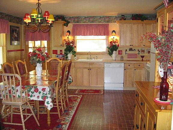 HUGE EAT IN COUTRY KITCHEN