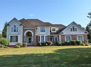 18 Roxbury Ln, Pittsford, NY 14534