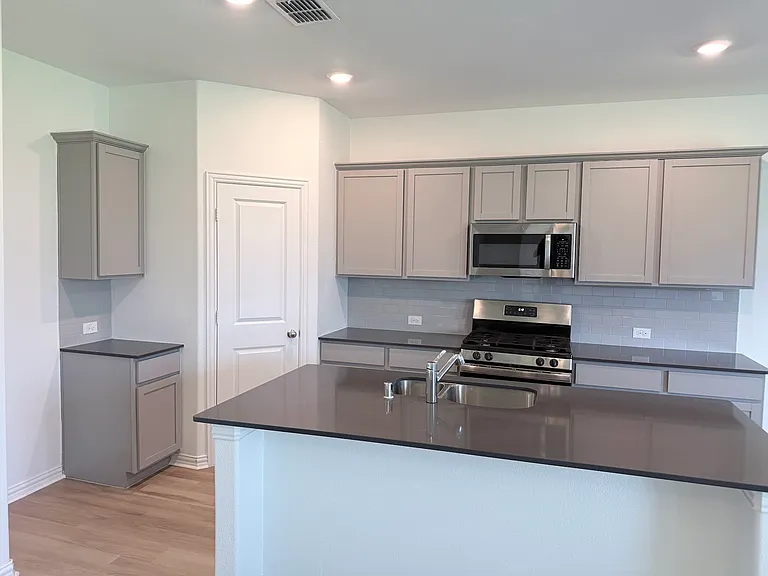 1833 Lake Grove Dr — Photo 9