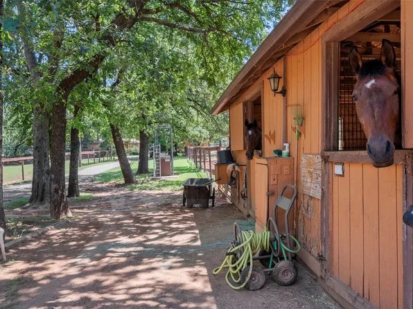 108 N Briaroaks Rd, Burleson, TX 76028