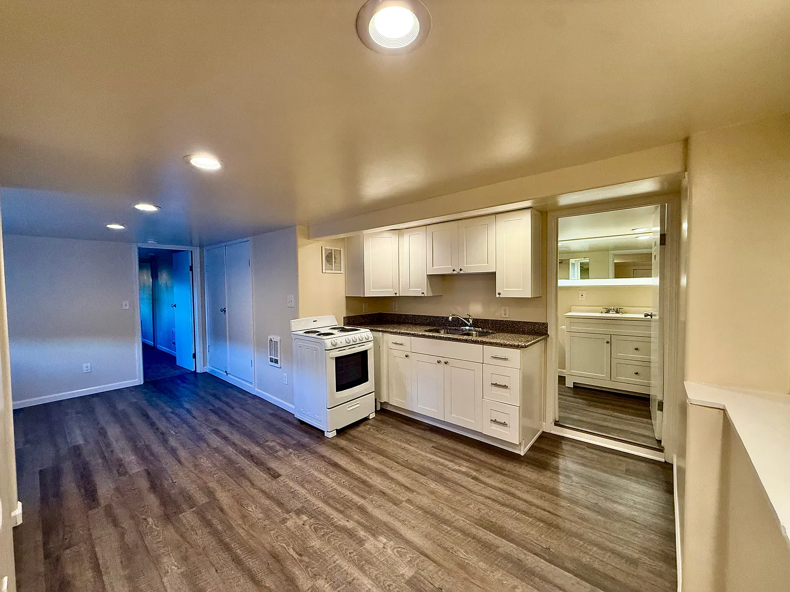 3513 S Genesee St — Photo 2