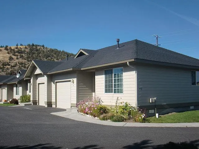 737 NE Savannah Dr #4 — Photo 1