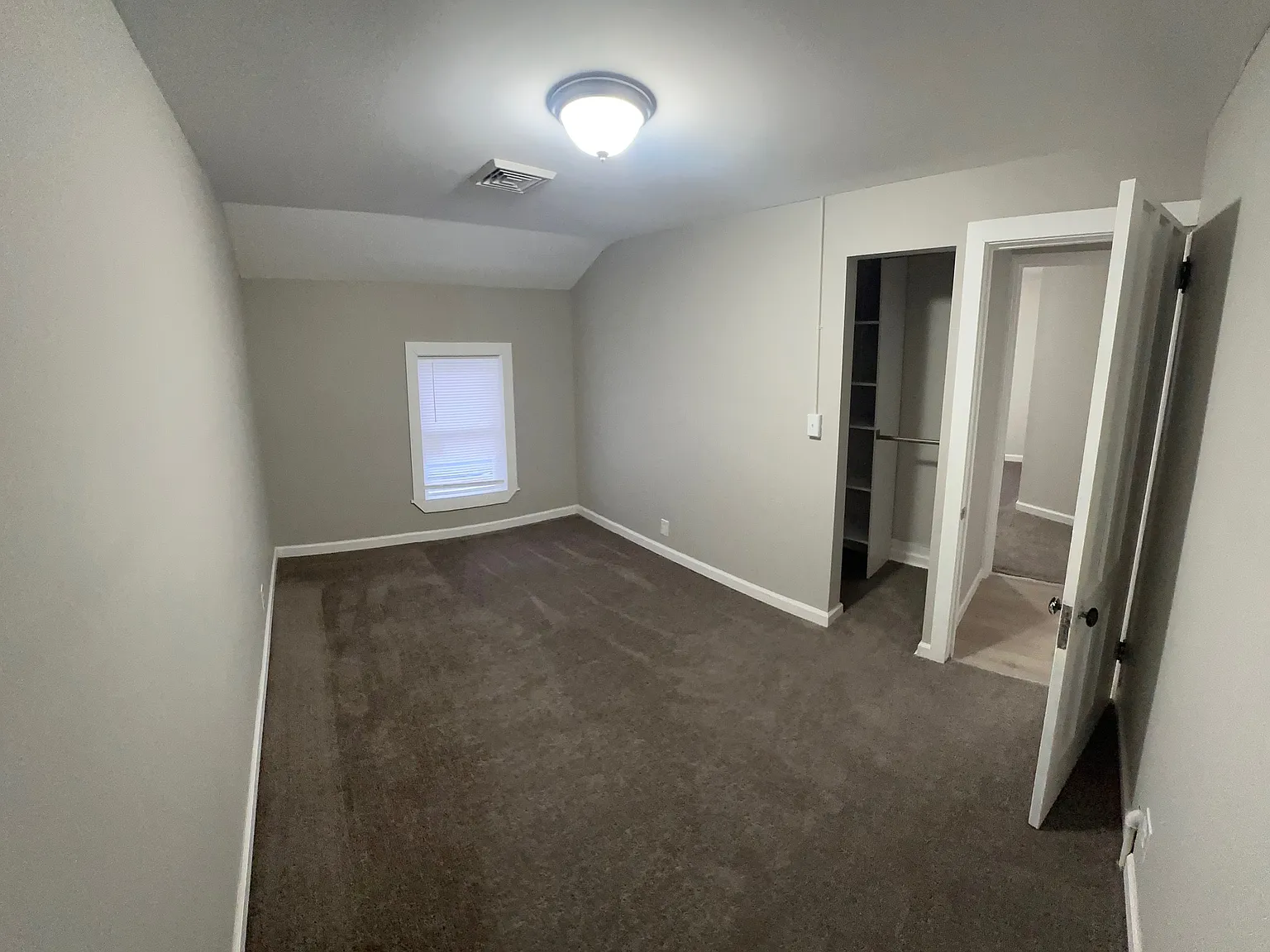 3 bed, 936 sqft, $1,350 — Photo 2