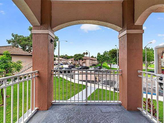 4th image of 2721 SE 12th Pl Unit 206