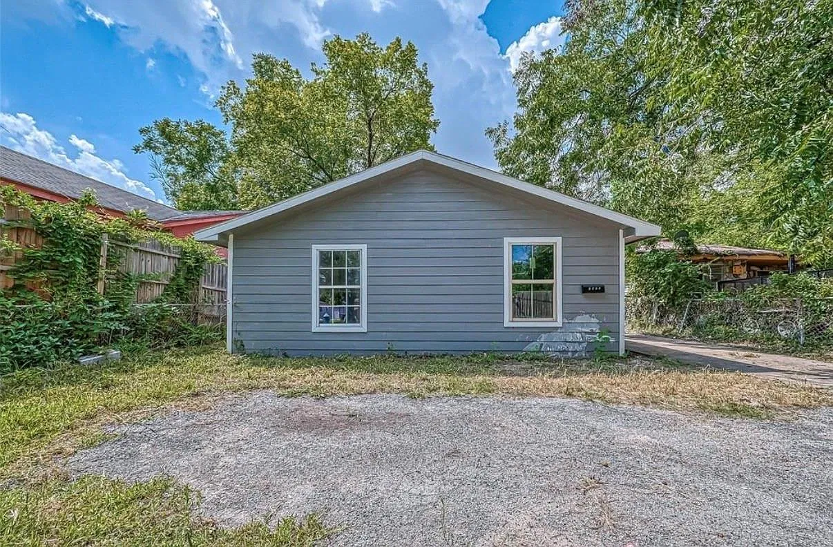 2 bed, 1.0 bath, 815 sqft, $970 — Photo 1
