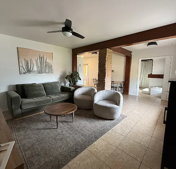 1015 E Citrus Way — Photo 3