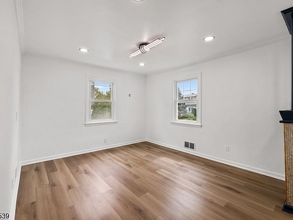 4th image of 74 Sherwood St