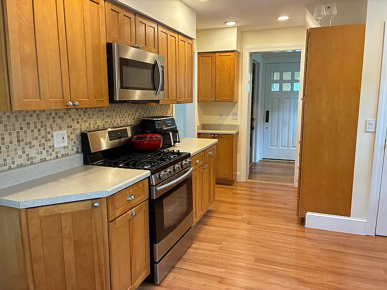 Mayfair Ave — Photo 4