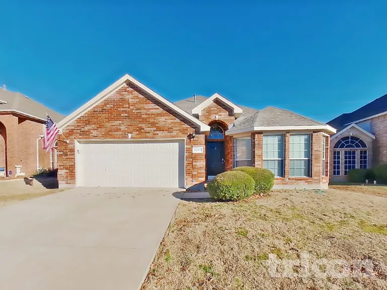 1217 Glencoe Dr — Photo 2