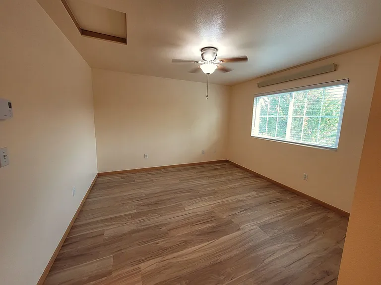410 Holland Ave — Photo 24