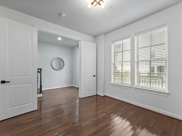 5747 Kansas St — Photo 4