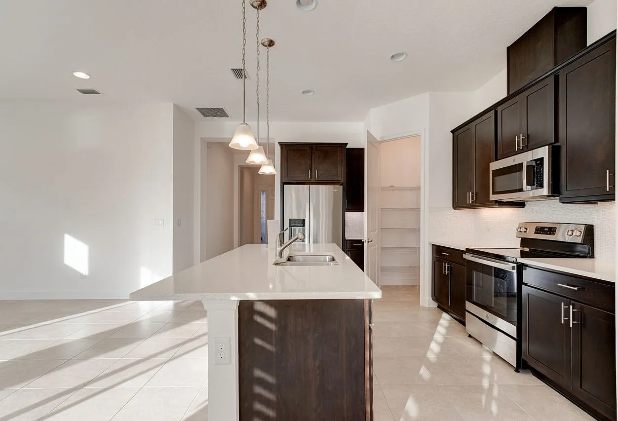 4 bed, 2.0 bath, 2003 sqft, $2,650 — Photo 3
