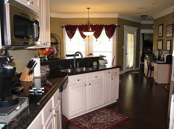 5th image of 1103 Redbud Ave