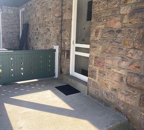 SEPARATE ENTRANCE / PATIO!!
