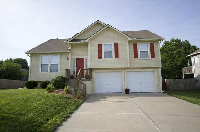 1st image of 1004 NW Scenic Dr