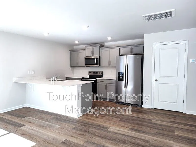 4 bed, 2.5 bath, 1554 sqft, $1,900 — Photo 4