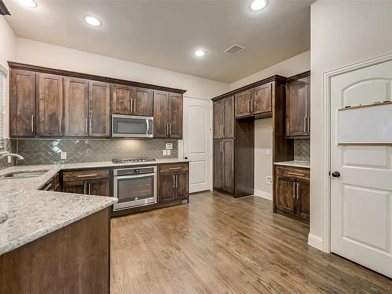 4213 Broadway Ave — Photo 6