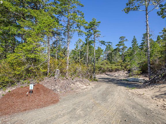 5th image of 695 Pacific Dunes Dr
