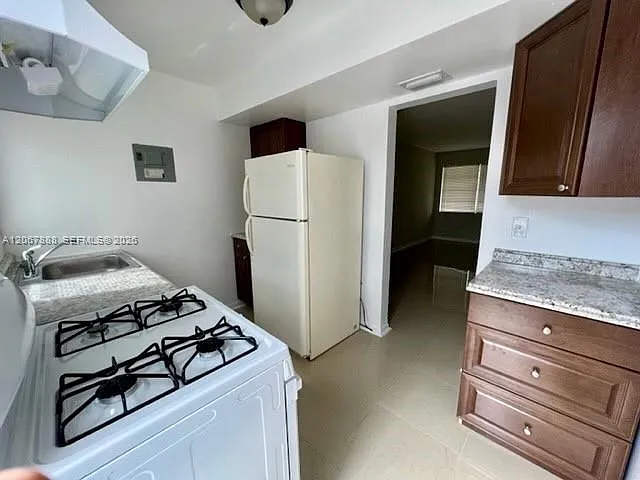 949 W Kalmia Dr #B1-B4 — Photo 14