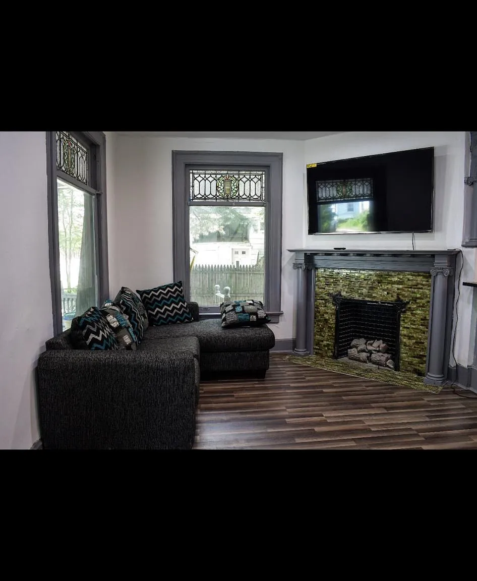 10 bed, 4.5 bath, 4540 sqft, $7,500 — Photo 4