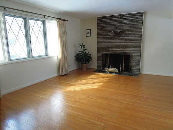 4th image of 42 Shire Oaks Dr