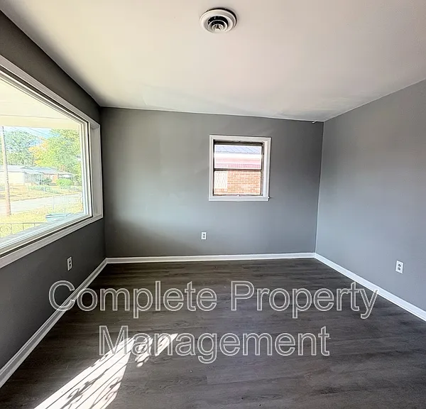 1669 19th Pl SW — Photo 2