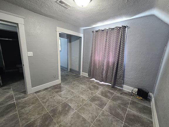 3rd image of 1010 1/2 E Wayne St #2