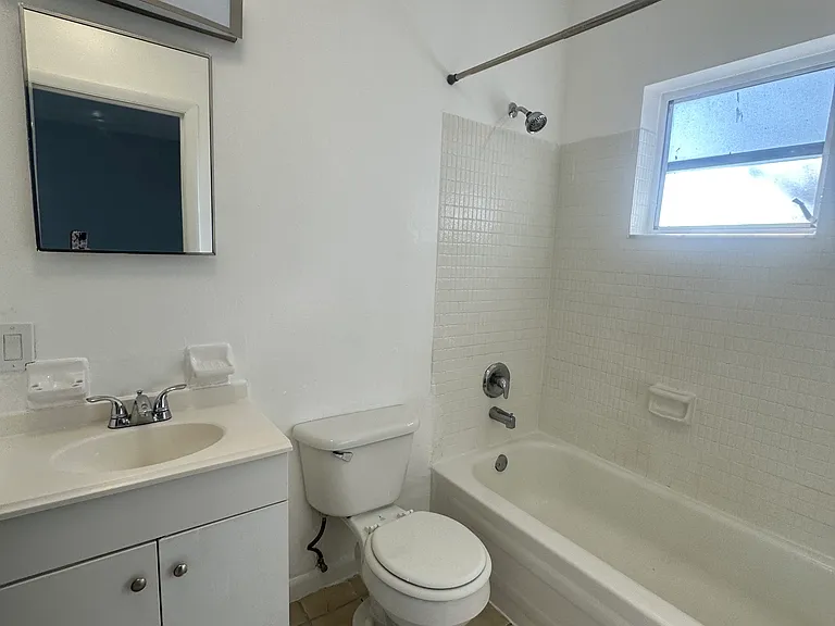 2717 Middle River Dr — Photo 7