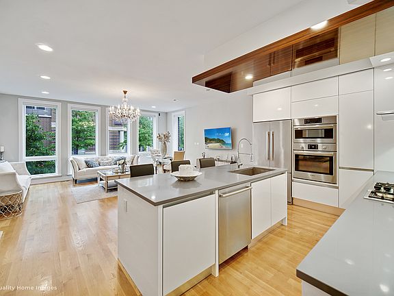 3rd image of 1008 N Larrabee St #1S