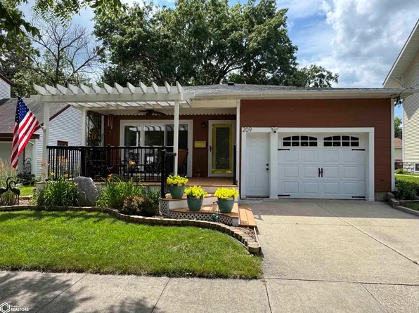 209 S 9th St, Clear Lake, IA 50428