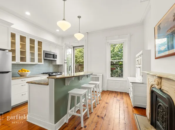 390a Sixth Avenue image 1 of 14