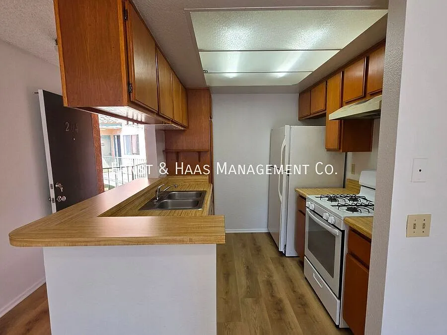 Charming 2-Bedroom Apartment In Long Beach! *Move-In Special* — Photo 3