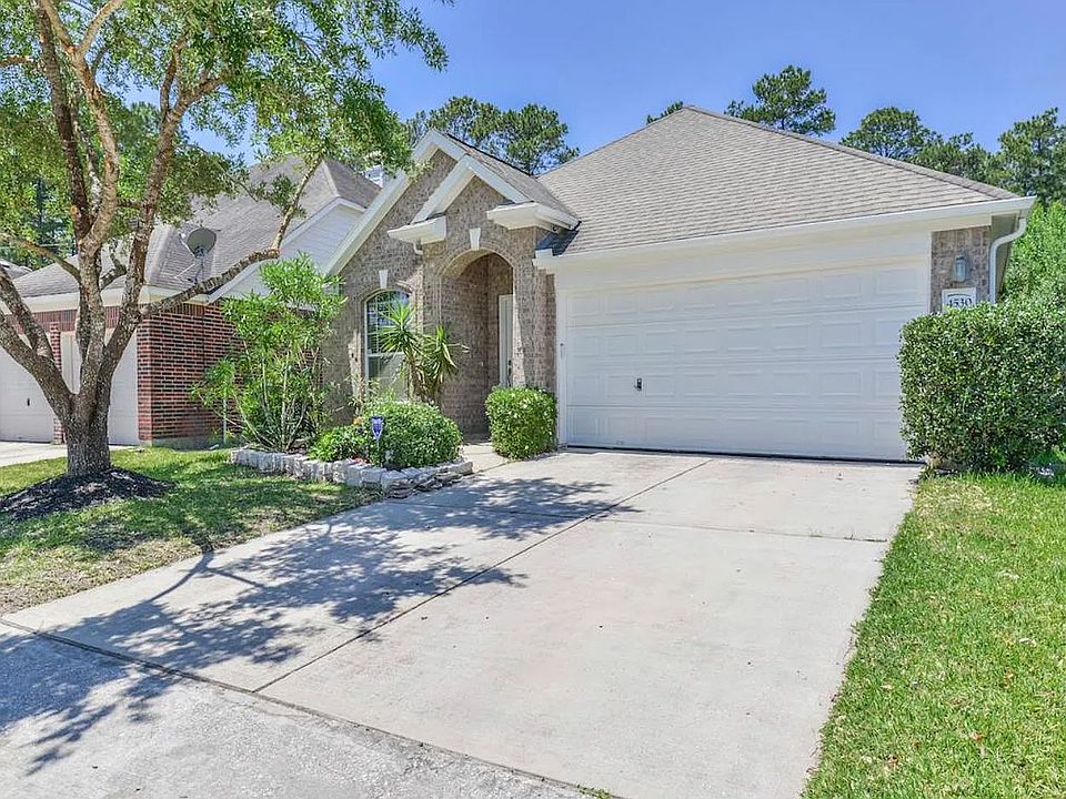 Nice entry with 2 car garage