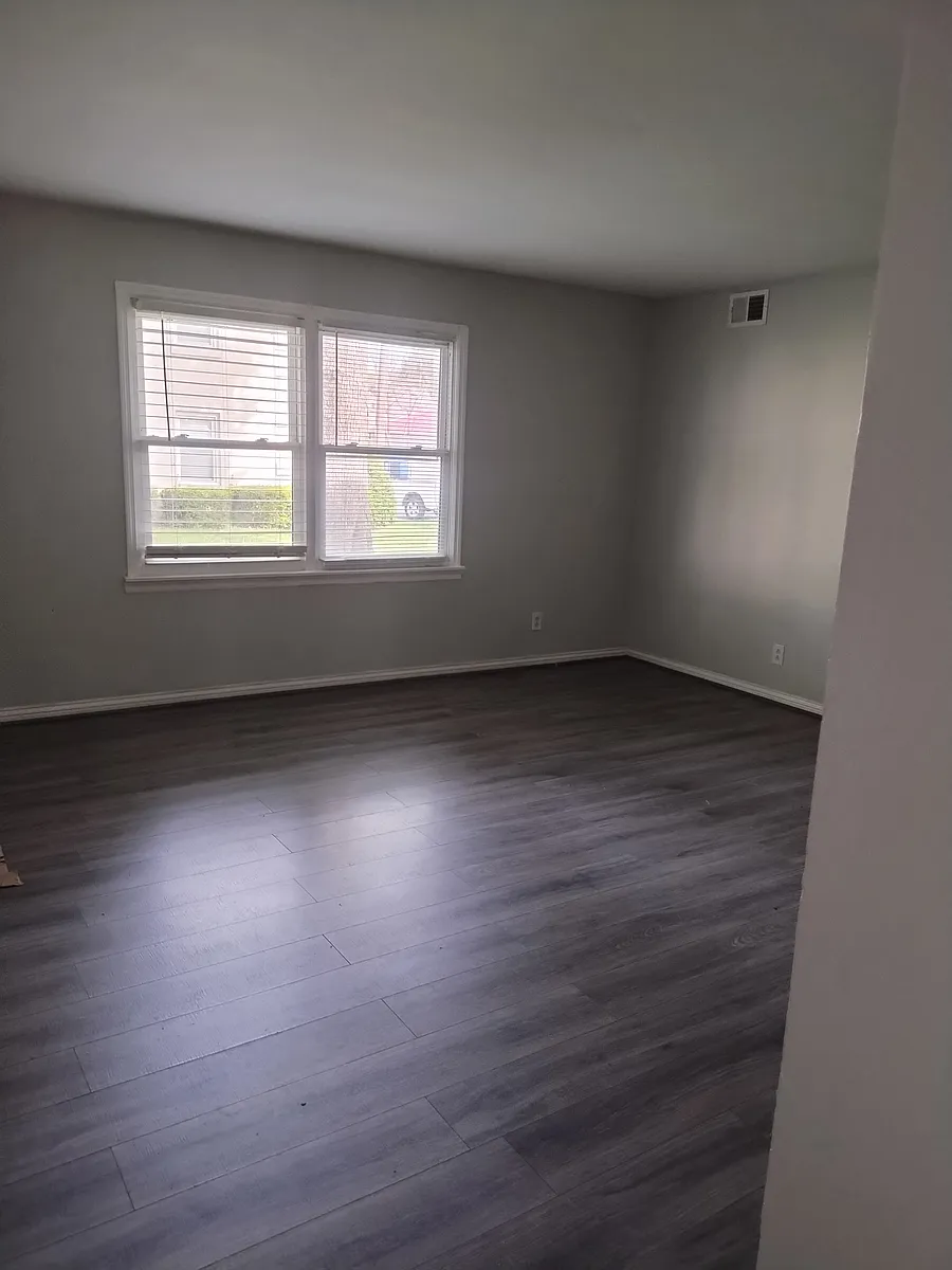 Building Photo - 1005 N Broadway St #2