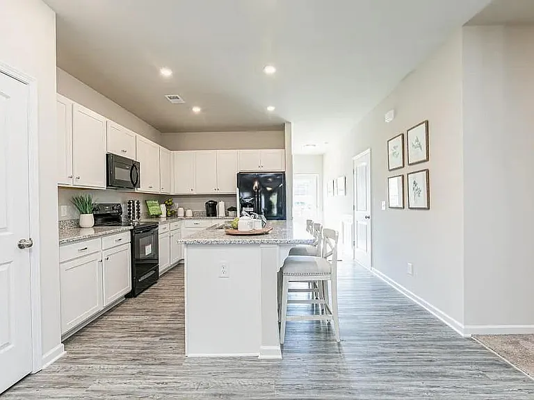 142 Lyons Dr — Photo 4