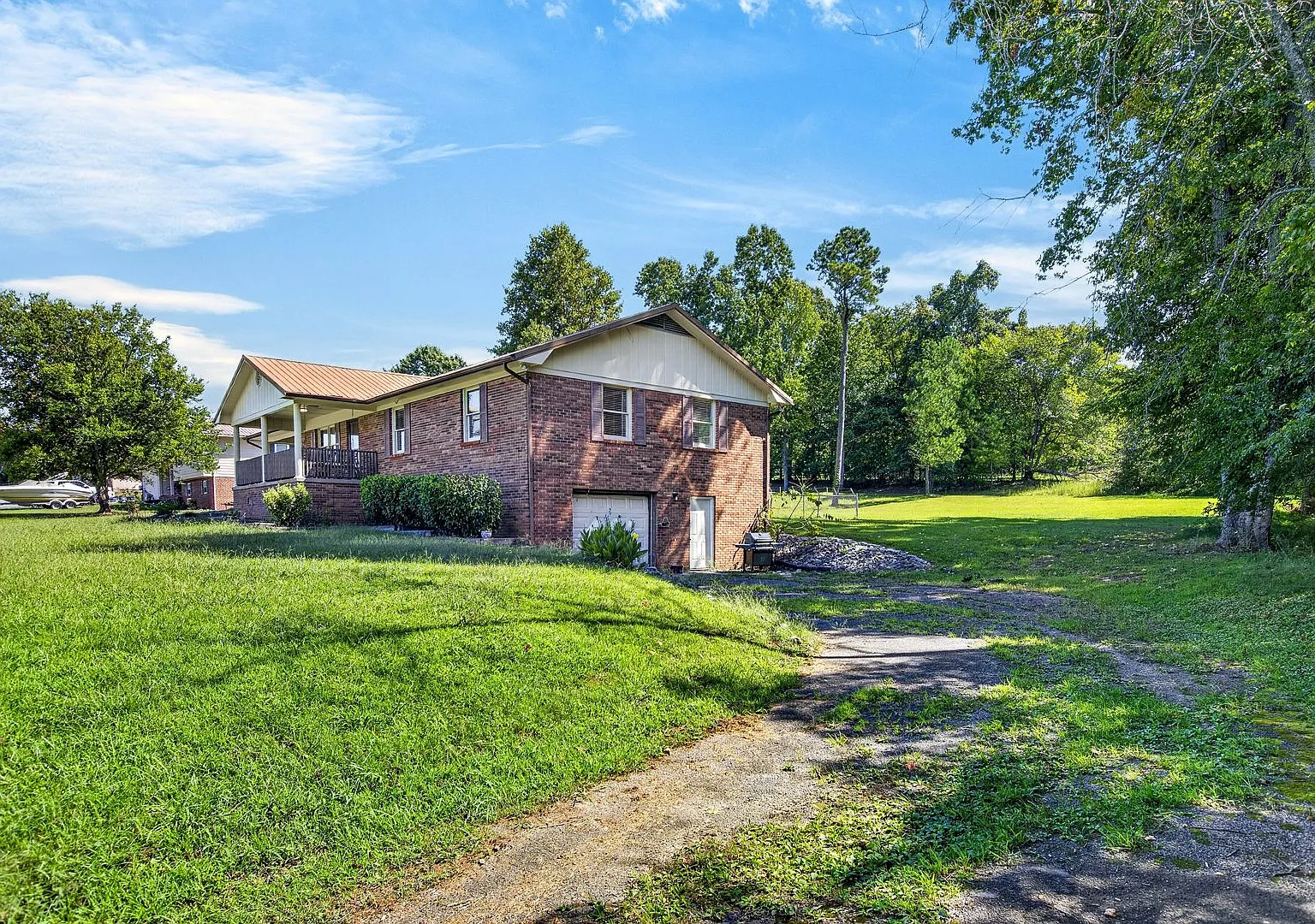Spacious 4bd Home on 1 Acre! — Photo 4