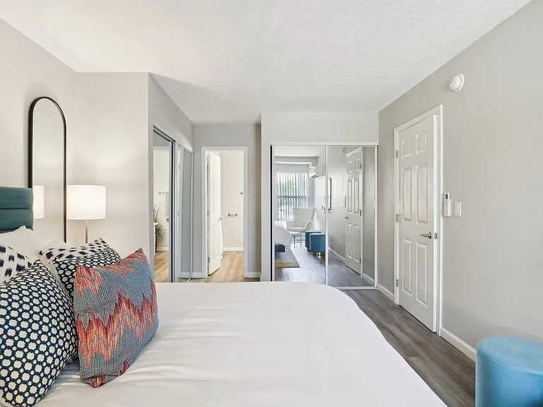 San Regis Apartments — Photo 20