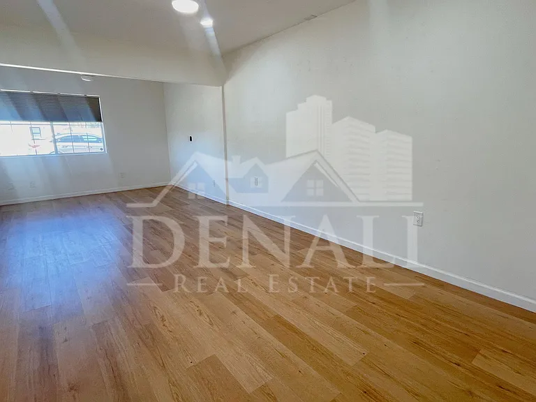 2401 E Meadowbrook Ave — Photo 15