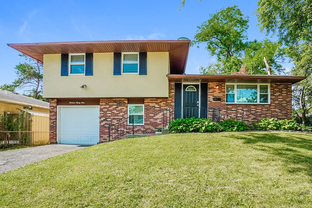 4 bed, 1.5 bath, 1384 sqft, $2,205 — Photo 1