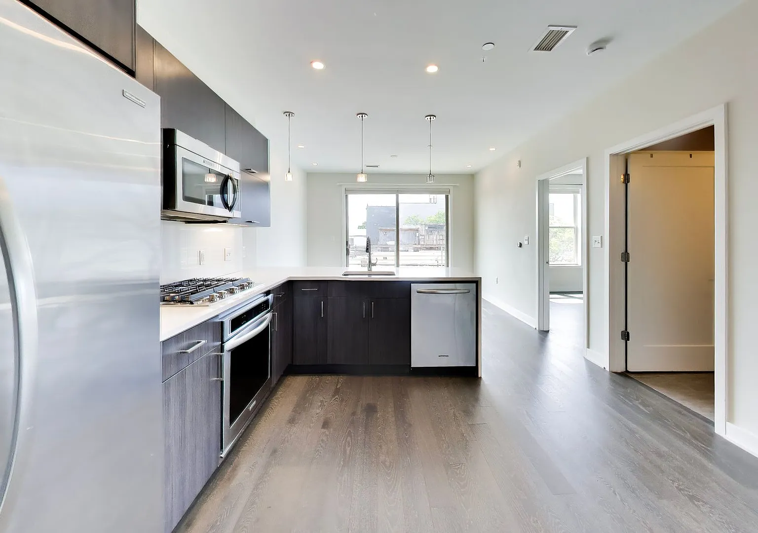 Gorgeous 2 bed + 1 Bath with a VIEW! — Photo 3