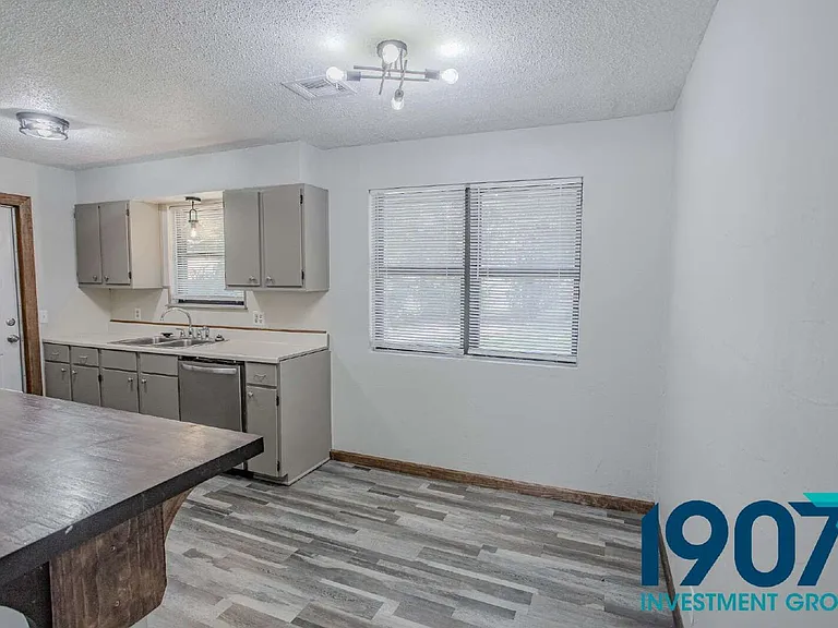 608 N Janeway Ave — Photo 10