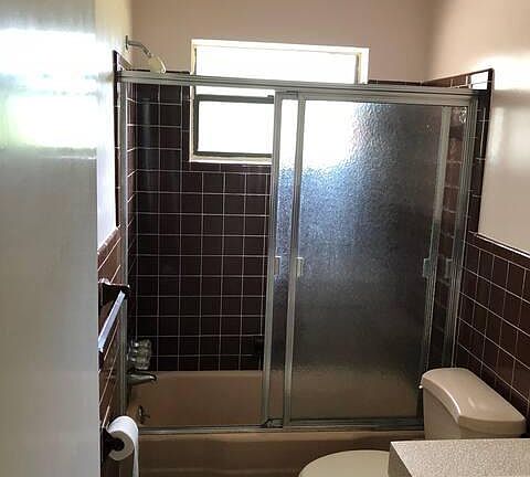 2nd image of 821 Glenmore Cir #4