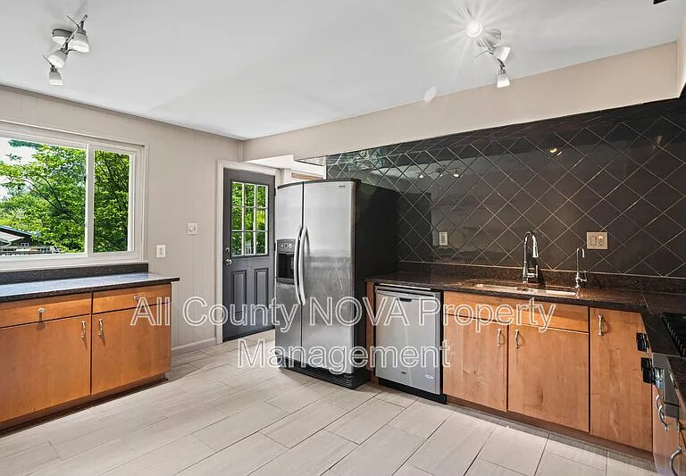 6428 Earlham Dr — Photo 8