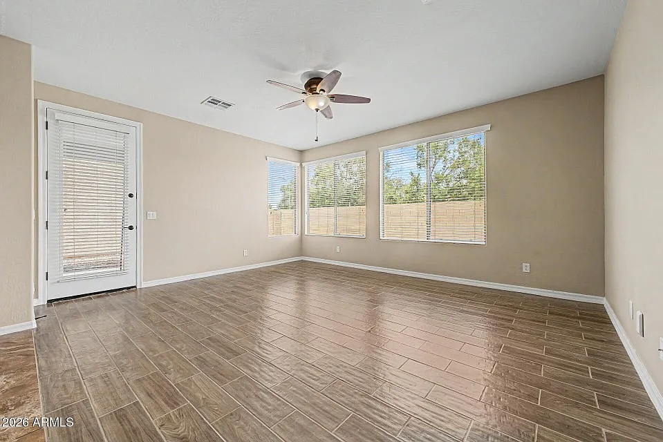 4 bed, 2310 sqft, $2,400 — Photo 4