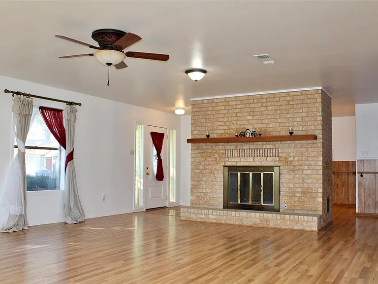 218 Smith St — Photo 4