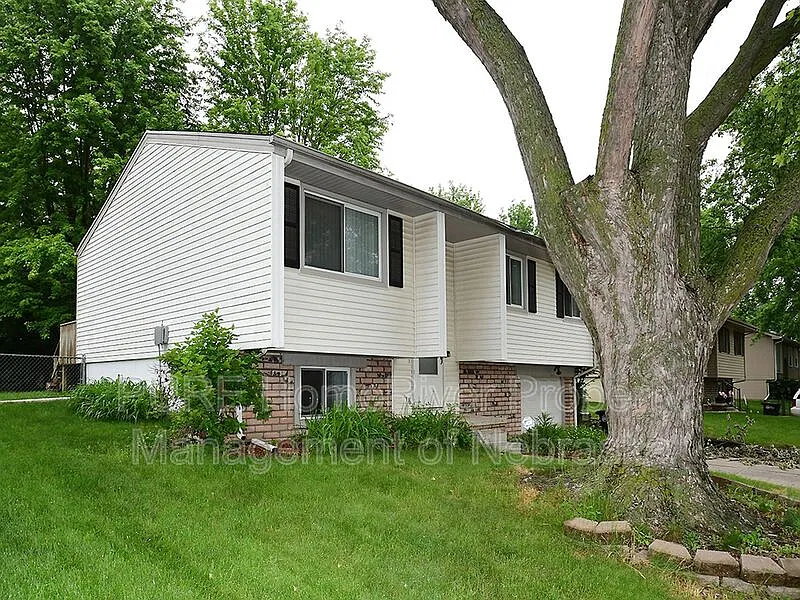 3 bed, 1.0 bath, 1150 sqft, $1,850 — Photo 2